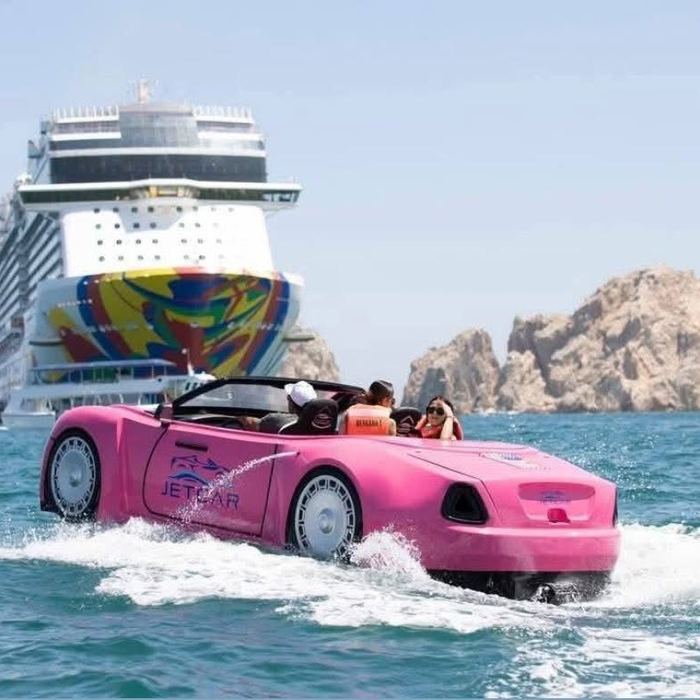 JetCar en la bahía frente a un crucero